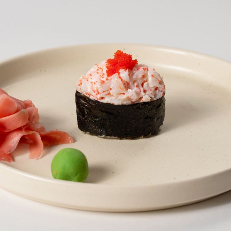 Гункан з королівською креветкою та ікрою