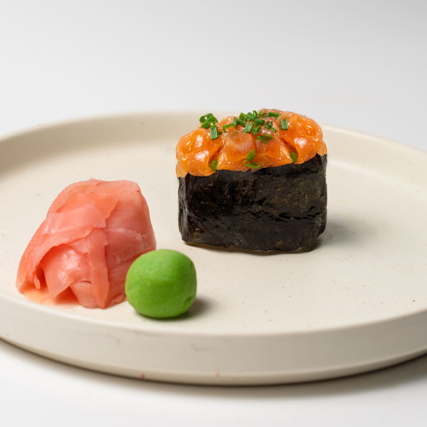 Гункан з ніжним лососем