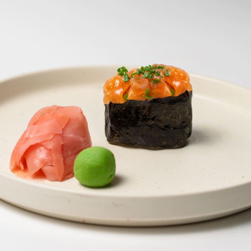 Гункан з ніжним лососем