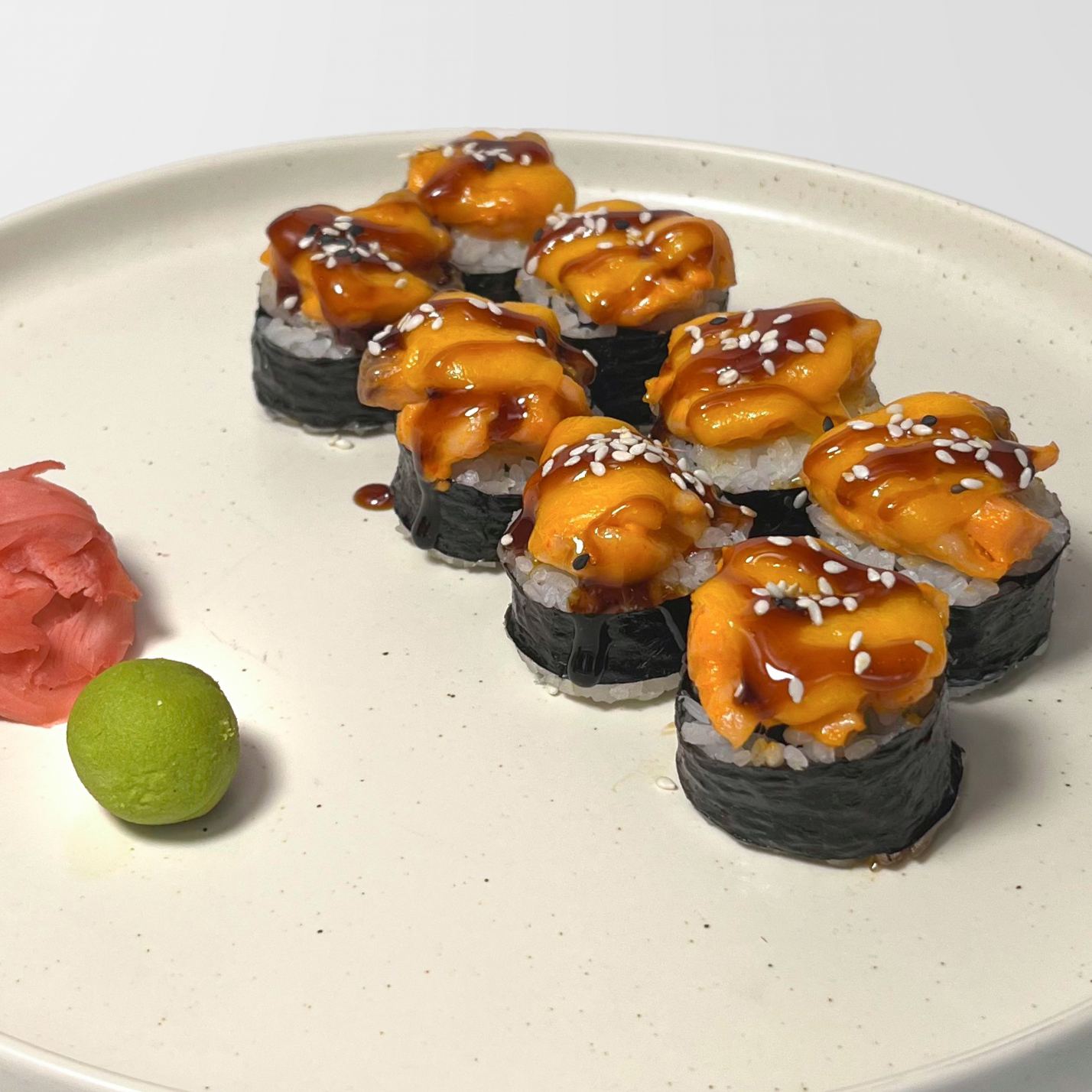 Запечений рол з лососем та сиром чеддер і соусом унагі