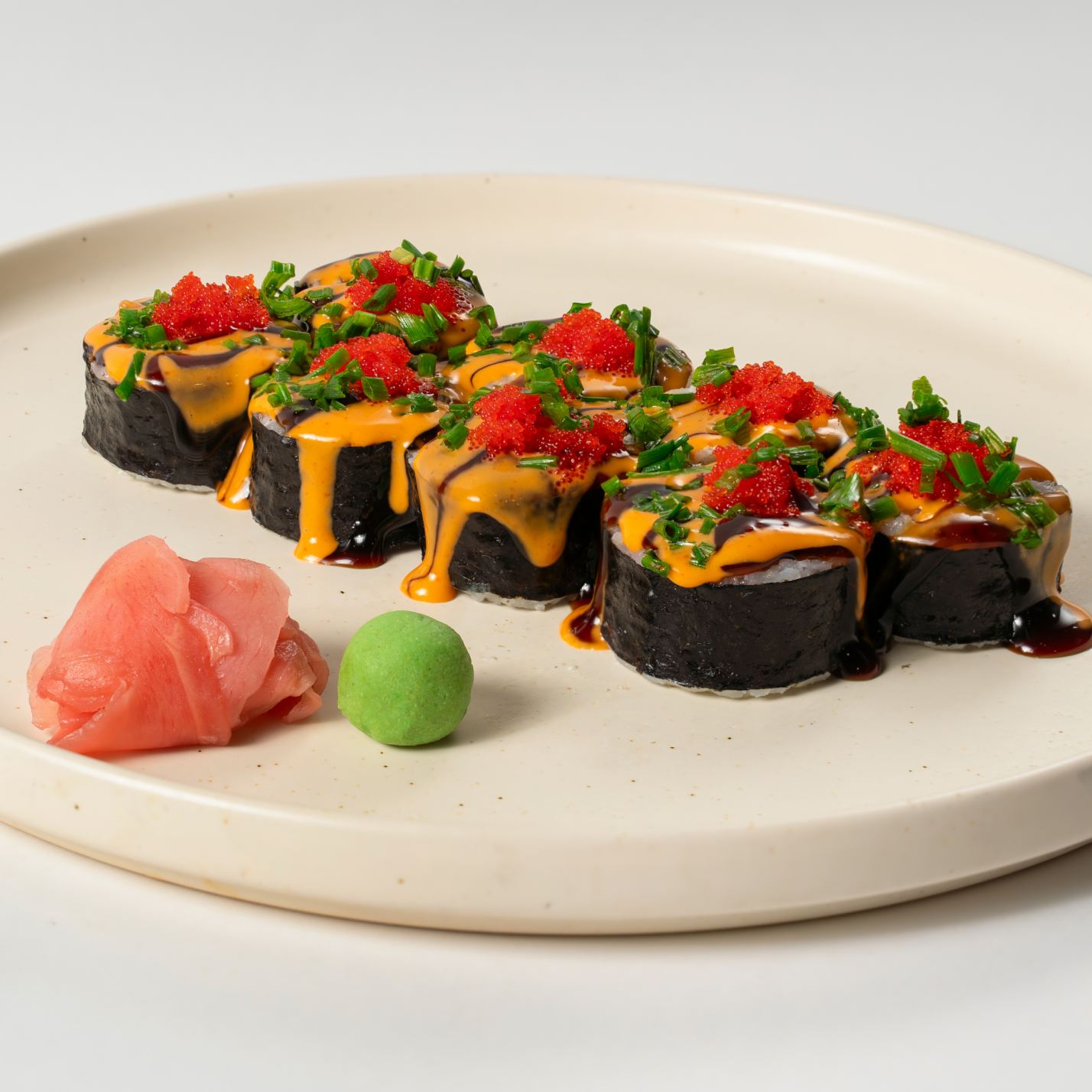 Рол "Вулкан" з ікрою тобіко та спайсі